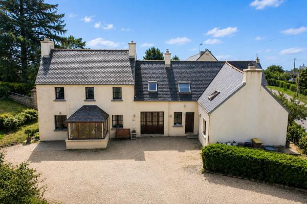 LANDIVISIAU – Propriété avec grand terrain clos, dépendances et fort potentiel pour projet familial ou professionnel
