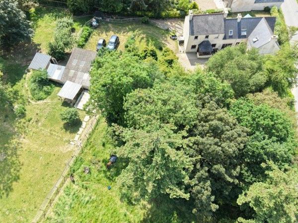 LANDIVISIAU – Propriété avec grand terrain clos, dépendances et fort potentiel pour projet familial ou professionnel
