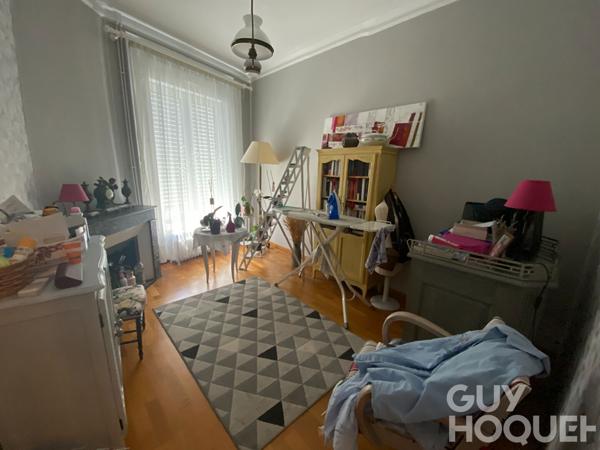 Châteaudun centre-ville Maison de ville avec 4 chambres, 42 m² de séjour