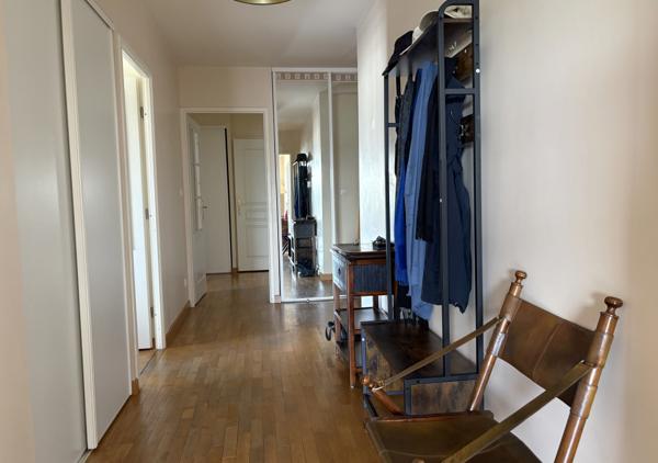 Appartement T4 de 96.67 m² avec terrasse et vue dégagée, ascenseur et stationnements