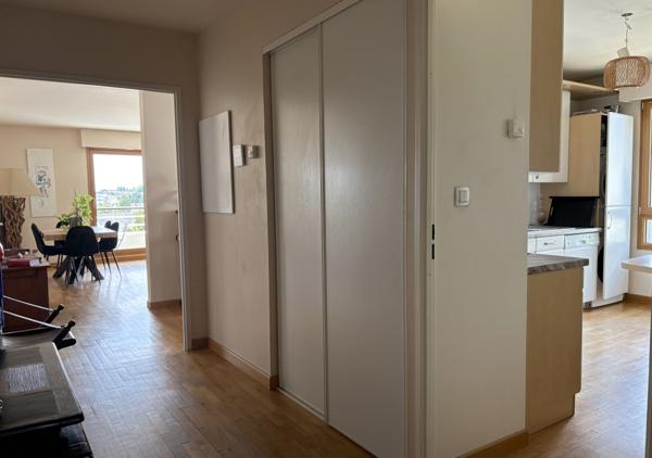 Appartement T4 de 96.67 m² avec terrasse et vue dégagée, ascenseur et stationnements