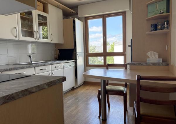 Appartement T4 de 96.67 m² avec terrasse et vue dégagée, ascenseur et stationnements