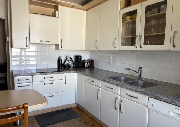 Appartement T4 de 96.67 m² avec terrasse et vue dégagée, ascenseur et stationnements