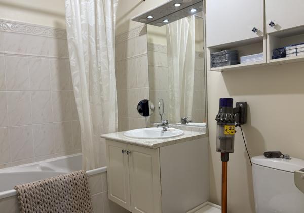 Appartement T4 de 96.67 m² avec terrasse et vue dégagée, ascenseur et stationnements