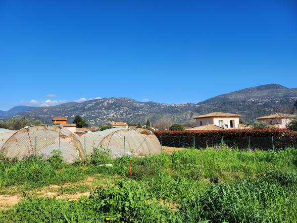 Carros (06510) SOUS COMPROMIS CARROS LES PLANS : OPPORTUNITE BAISSE DE PRIX, TERRAIN PLAT DE 545 M2, VIABILISE, VUE DEGAGEE