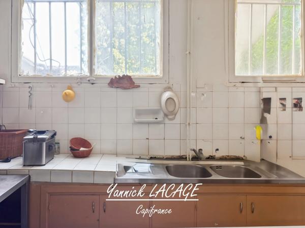 IMMEUBLE DE RAPPORT À VENDRE – MARSEILLE 10ᵉ – BAR + 2 LOGEMENTS + COUR PRIVATIVE