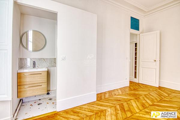 Versailles Notre-Dame Appartement 5 pièces 128m² situé au 2ème étage d'un hôtel Particulier avec cave et possibilité de stationnement 1 190 000 € **  - Référence  26317