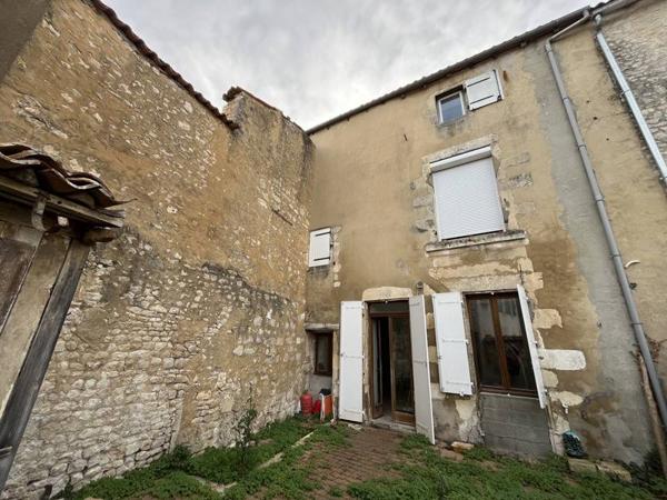 Immeuble à vendre 244 950 € Saint-Jean-d'Angély 177 m² DPE D