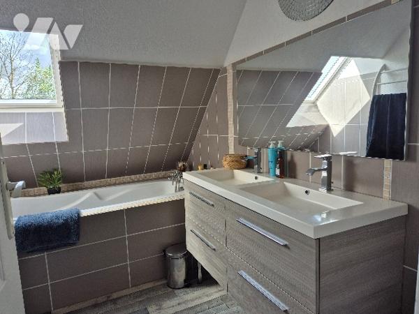 MAISON D'HABITATION comprenant