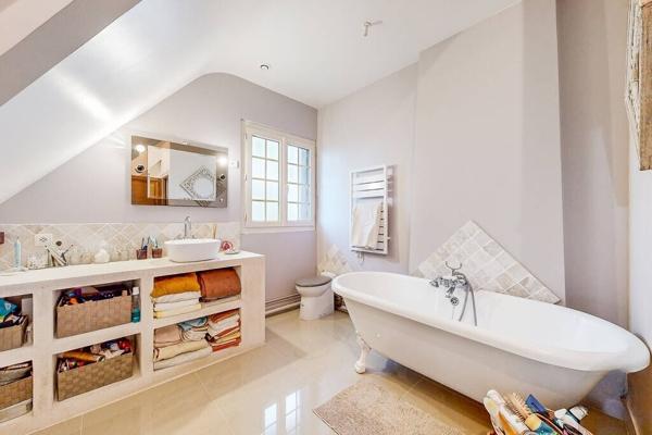 Demeure de charme, 6 pièce(s), 257 m2 à ESBLY