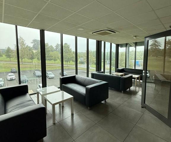 Bureaux à louer 400 m² à Coulounieix-Chamiers dans un bâtiment récent et modulable