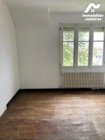 Proche du bourg de BRIEC, cette maison à rénover est sur sous-sol complet.
Elle se compose:
R...