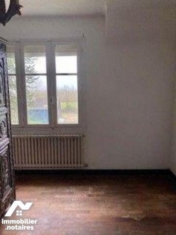 Proche du bourg de BRIEC, cette maison à rénover est sur sous-sol complet.
Elle se compose:
R...