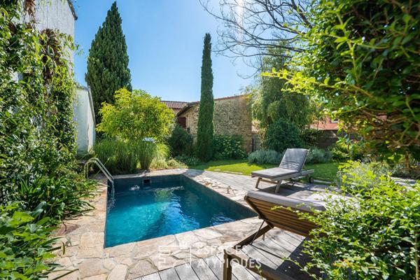 Grande maison de charme en ville sur son jardin méditerranéen
