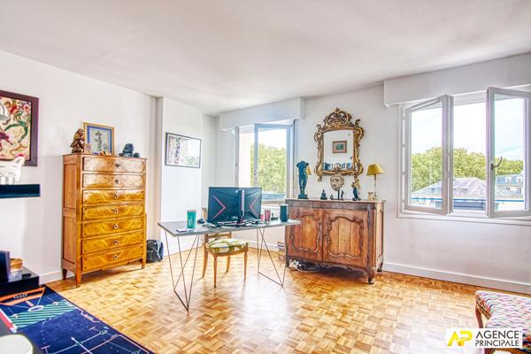 Versailles Notre-Dame Boulevard de la Reine Appartement 5 pièces 103 m² situé au 5ème et dernier étage avec ascenseur, cave et parking en sous-sol 795 000 € **  - Référence  28111