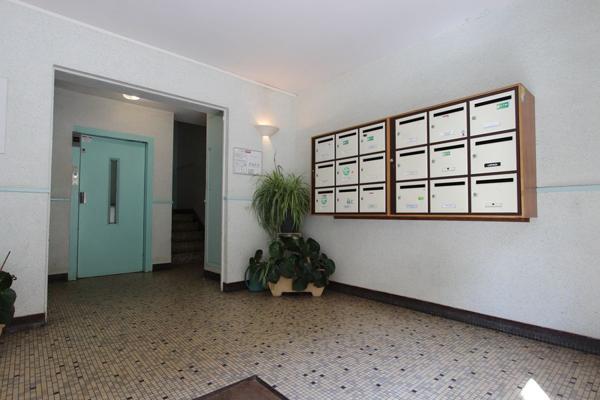 LE CENTRE-VILLE À PIED POUR CET APPARTEMENT TYPE 3 AVEC ASCENSEUR. -