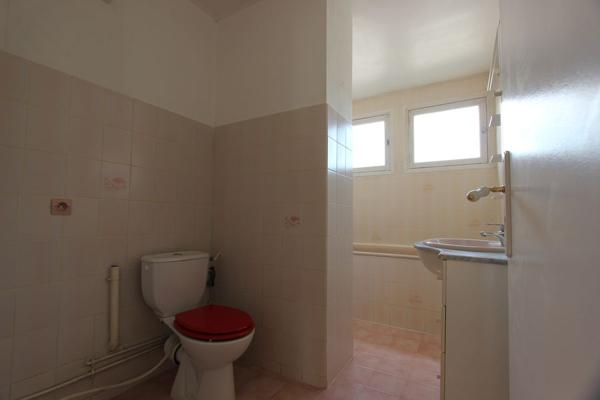 LE CENTRE-VILLE À PIED POUR CET APPARTEMENT TYPE 3 AVEC ASCENSEUR. -