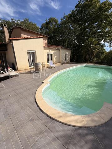 À seulement 15 minutes de Périgueux, découvrez cette superbe maison pleine de charme, implantée dans un environnement calme et verdoyant sur un terrain de 1,28 hectare.

La maison offre de beaux volumes avec un double séjour lumineux, une cuisine conviviale ainsi que 4 chambres, toutes équipées de placards ou d’un dressing.

À l’extérieur, vous profiterez d’une spacieuse piscine de 10 x 5 mètres, idéale pour les beaux jours, dans un cadre privilégié entouré de nature.

Les amoureux des chevaux apprécieront tout particulièrement les 6 boxes, ainsi que les vastes espaces extérieurs de la propriété.

Un carport pouvant accueillir 3 véhicules complète cet ensemble.

Une propriété rare, alliant espace, tranquillité, nature et proximité de Périgueux, idéale pour une famille ou pour un projet équestre.
