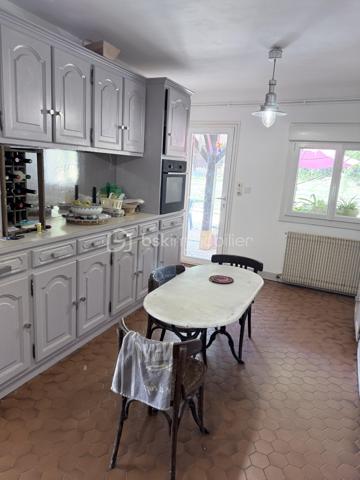À seulement 15 minutes de Périgueux, découvrez cette superbe maison pleine de charme, implantée dans un environnement calme et verdoyant sur un terrain de 1,28 hectare.

La maison offre de beaux volumes avec un double séjour lumineux, une cuisine conviviale ainsi que 4 chambres, toutes équipées de placards ou d’un dressing.

À l’extérieur, vous profiterez d’une spacieuse piscine de 10 x 5 mètres, idéale pour les beaux jours, dans un cadre privilégié entouré de nature.

Les amoureux des chevaux apprécieront tout particulièrement les 6 boxes, ainsi que les vastes espaces extérieurs de la propriété.

Un carport pouvant accueillir 3 véhicules complète cet ensemble.

Une propriété rare, alliant espace, tranquillité, nature et proximité de Périgueux, idéale pour une famille ou pour un projet équestre.