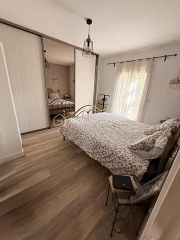À seulement 15 minutes de Périgueux, découvrez cette superbe maison pleine de charme, implantée dans un environnement calme et verdoyant sur un terrain de 1,28 hectare.

La maison offre de beaux volumes avec un double séjour lumineux, une cuisine conviviale ainsi que 4 chambres, toutes équipées de placards ou d’un dressing.

À l’extérieur, vous profiterez d’une spacieuse piscine de 10 x 5 mètres, idéale pour les beaux jours, dans un cadre privilégié entouré de nature.

Les amoureux des chevaux apprécieront tout particulièrement les 6 boxes, ainsi que les vastes espaces extérieurs de la propriété.

Un carport pouvant accueillir 3 véhicules complète cet ensemble.

Une propriété rare, alliant espace, tranquillité, nature et proximité de Périgueux, idéale pour une famille ou pour un projet équestre.