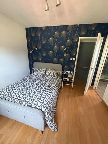 À seulement 15 minutes de Périgueux, découvrez cette superbe maison pleine de charme, implantée dans un environnement calme et verdoyant sur un terrain de 1,28 hectare.

La maison offre de beaux volumes avec un double séjour lumineux, une cuisine conviviale ainsi que 4 chambres, toutes équipées de placards ou d’un dressing.

À l’extérieur, vous profiterez d’une spacieuse piscine de 10 x 5 mètres, idéale pour les beaux jours, dans un cadre privilégié entouré de nature.

Les amoureux des chevaux apprécieront tout particulièrement les 6 boxes, ainsi que les vastes espaces extérieurs de la propriété.

Un carport pouvant accueillir 3 véhicules complète cet ensemble.

Une propriété rare, alliant espace, tranquillité, nature et proximité de Périgueux, idéale pour une famille ou pour un projet équestre.