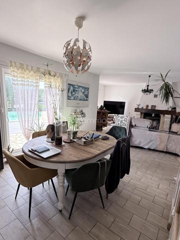 À seulement 15 minutes de Périgueux, découvrez cette superbe maison pleine de charme, implantée dans un environnement calme et verdoyant sur un terrain de 1,28 hectare.

La maison offre de beaux volumes avec un double séjour lumineux, une cuisine conviviale ainsi que 4 chambres, toutes équipées de placards ou d’un dressing.

À l’extérieur, vous profiterez d’une spacieuse piscine de 10 x 5 mètres, idéale pour les beaux jours, dans un cadre privilégié entouré de nature.

Les amoureux des chevaux apprécieront tout particulièrement les 6 boxes, ainsi que les vastes espaces extérieurs de la propriété.

Un carport pouvant accueillir 3 véhicules complète cet ensemble.

Une propriété rare, alliant espace, tranquillité, nature et proximité de Périgueux, idéale pour une famille ou pour un projet équestre.