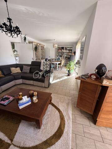 À seulement 15 minutes de Périgueux, découvrez cette superbe maison pleine de charme, implantée dans un environnement calme et verdoyant sur un terrain de 1,28 hectare.

La maison offre de beaux volumes avec un double séjour lumineux, une cuisine conviviale ainsi que 4 chambres, toutes équipées de placards ou d’un dressing.

À l’extérieur, vous profiterez d’une spacieuse piscine de 10 x 5 mètres, idéale pour les beaux jours, dans un cadre privilégié entouré de nature.

Les amoureux des chevaux apprécieront tout particulièrement les 6 boxes, ainsi que les vastes espaces extérieurs de la propriété.

Un carport pouvant accueillir 3 véhicules complète cet ensemble.

Une propriété rare, alliant espace, tranquillité, nature et proximité de Périgueux, idéale pour une famille ou pour un projet équestre.