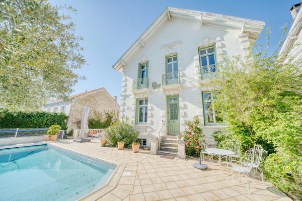 Maison
         8 pièces
        - 218 m² Bien prestige 1 299 000 € *