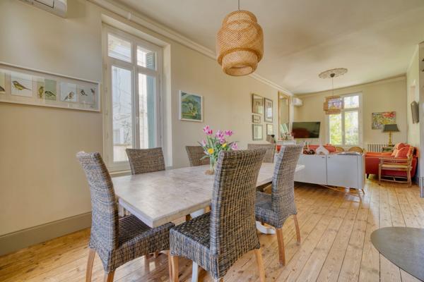 Maison
         8 pièces
        - 218 m² Bien prestige 1 299 000 € *