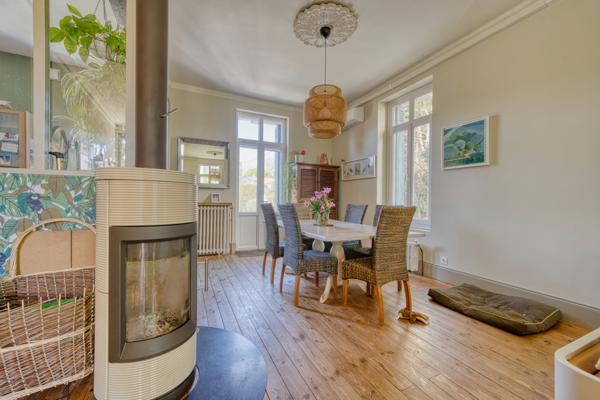 Maison
         8 pièces
        - 218 m² Bien prestige 1 299 000 € *