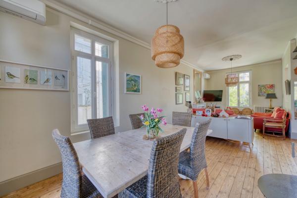 Maison
         8 pièces
        - 218 m² Bien prestige 1 299 000 € *