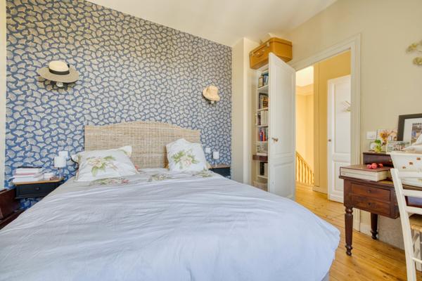 Maison
         8 pièces
        - 218 m² Bien prestige 1 299 000 € *