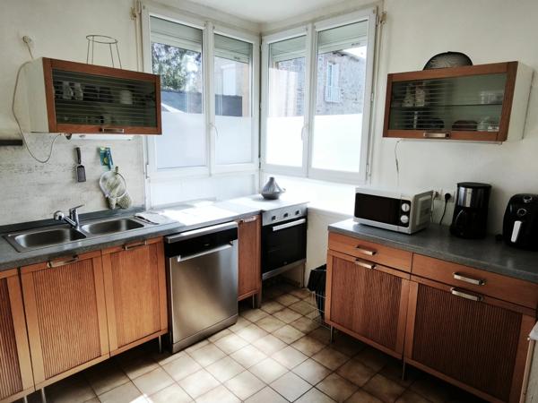 Maison familiale spacieuse avec 3 chambres, bureau, terrasse et garage – proche commodités