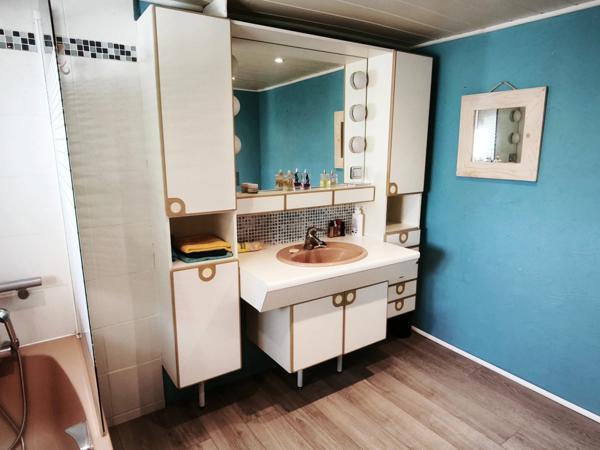 Maison familiale spacieuse avec 3 chambres, bureau, terrasse et garage – proche commodités