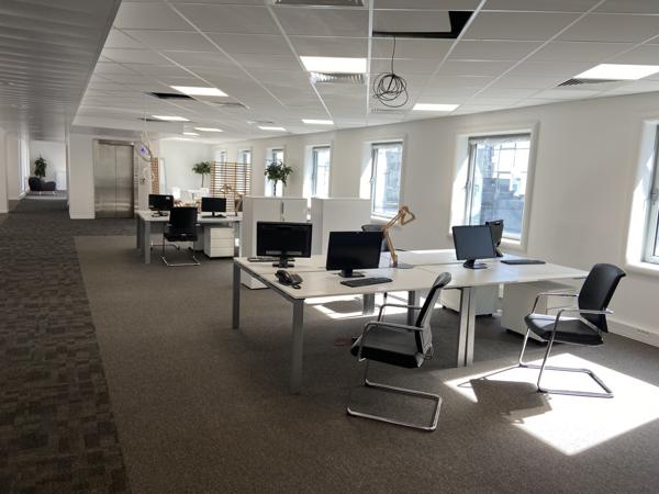 Bureaux dans un immeuble de standing, à proximité de la Défense