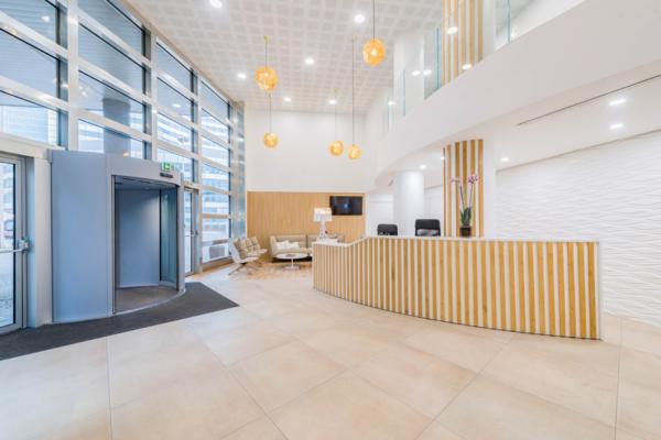 Bureaux dans un immeuble de standing, à proximité de la Défense
