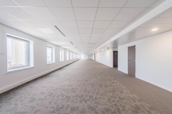 Bureaux dans un immeuble de standing, à proximité de la Défense