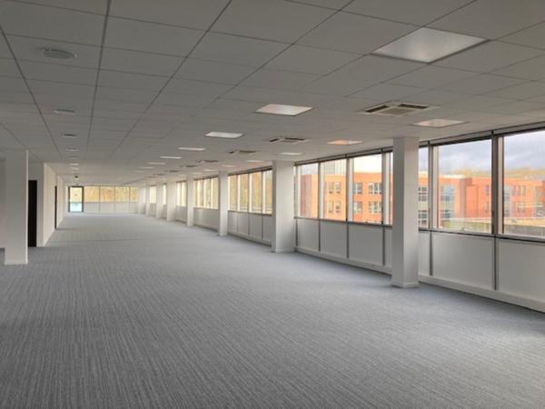 Bureaux à louer à MEUDON LA FORET 92360