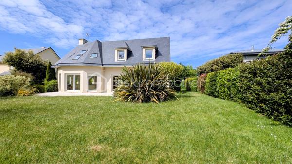 EXCLUSIVITE

Située à Mathieu dans un environnement privilégié au calme absolu, cette propriété d'exception de 196 m² habitables offre des prestations de qualité sur une parcelle superbement arborée de 1 200 m², entièrement close et sans aucun vis-à-vis.

Des volumes baignés de lumière
L'entrée avec rangements s'ouvre sur une pièce de vie magistrale de 64 m² en L, bénéficiant d'une triple exposition. 
La cuisine aménagée, semi-ouverte, complète cet espace de réception. 
Le rez-de-chaussée, intégralement accessible, dispose également d'un wc indépendant et d'une chambre avec sa salle d'eau privative.

*Un étage raffiné*
Un bel escalier en pierre naturelle mène à une mezzanine dédiée au bureau, desservant trois chambres, une salle de douche, un WC indépendant, ainsi qu'une vaste suite parentale avec salle de bain et WC privatifs.

Extérieurs et sous-sol
Le jardin principal et la terrasse sont orientés plein Sud, garantissant un ensoleillement optimal en toute intimité. Le sous-sol complet de 115 m² propose un garage, une buanderie et une pièce de 47 m² modulable selon vos projets.

Le confort technique
La maison dispose d'un adoucisseur d'eau, d'une aspiration centralisée, d'une surveillance vidéo et d'une sécurisation totale par portail et portillon.
Une demeure rare, bien isolée ( DPE en C ) , conjuguant confort moderne et sérénité aux portes de la Côte de Nacre.

N'attendez plus et contactez moi pour en savoir plus.