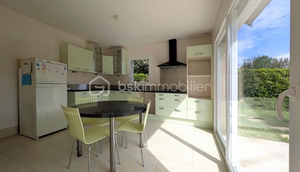 EXCLUSIVITE

Située à Mathieu dans un environnement privilégié au calme absolu, cette propriété d'exception de 196 m² habitables offre des prestations de qualité sur une parcelle superbement arborée de 1 200 m², entièrement close et sans aucun vis-à-vis.

Des volumes baignés de lumière
L'entrée avec rangements s'ouvre sur une pièce de vie magistrale de 64 m² en L, bénéficiant d'une triple exposition. 
La cuisine aménagée, semi-ouverte, complète cet espace de réception. 
Le rez-de-chaussée, intégralement accessible, dispose également d'un wc indépendant et d'une chambre avec sa salle d'eau privative.

*Un étage raffiné*
Un bel escalier en pierre naturelle mène à une mezzanine dédiée au bureau, desservant trois chambres, une salle de douche, un WC indépendant, ainsi qu'une vaste suite parentale avec salle de bain et WC privatifs.

Extérieurs et sous-sol
Le jardin principal et la terrasse sont orientés plein Sud, garantissant un ensoleillement optimal en toute intimité. Le sous-sol complet de 115 m² propose un garage, une buanderie et une pièce de 47 m² modulable selon vos projets.

Le confort technique
La maison dispose d'un adoucisseur d'eau, d'une aspiration centralisée, d'une surveillance vidéo et d'une sécurisation totale par portail et portillon.
Une demeure rare, bien isolée ( DPE en C ) , conjuguant confort moderne et sérénité aux portes de la Côte de Nacre.

N'attendez plus et contactez moi pour en savoir plus.
