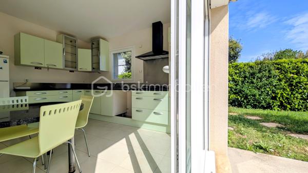 EXCLUSIVITE

Située à Mathieu dans un environnement privilégié au calme absolu, cette propriété d'exception de 196 m² habitables offre des prestations de qualité sur une parcelle superbement arborée de 1 200 m², entièrement close et sans aucun vis-à-vis.

Des volumes baignés de lumière
L'entrée avec rangements s'ouvre sur une pièce de vie magistrale de 64 m² en L, bénéficiant d'une triple exposition. 
La cuisine aménagée, semi-ouverte, complète cet espace de réception. 
Le rez-de-chaussée, intégralement accessible, dispose également d'un wc indépendant et d'une chambre avec sa salle d'eau privative.

*Un étage raffiné*
Un bel escalier en pierre naturelle mène à une mezzanine dédiée au bureau, desservant trois chambres, une salle de douche, un WC indépendant, ainsi qu'une vaste suite parentale avec salle de bain et WC privatifs.

Extérieurs et sous-sol
Le jardin principal et la terrasse sont orientés plein Sud, garantissant un ensoleillement optimal en toute intimité. Le sous-sol complet de 115 m² propose un garage, une buanderie et une pièce de 47 m² modulable selon vos projets.

Le confort technique
La maison dispose d'un adoucisseur d'eau, d'une aspiration centralisée, d'une surveillance vidéo et d'une sécurisation totale par portail et portillon.
Une demeure rare, bien isolée ( DPE en C ) , conjuguant confort moderne et sérénité aux portes de la Côte de Nacre.

N'attendez plus et contactez moi pour en savoir plus.