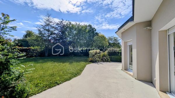 EXCLUSIVITE

Située à Mathieu dans un environnement privilégié au calme absolu, cette propriété d'exception de 196 m² habitables offre des prestations de qualité sur une parcelle superbement arborée de 1 200 m², entièrement close et sans aucun vis-à-vis.

Des volumes baignés de lumière
L'entrée avec rangements s'ouvre sur une pièce de vie magistrale de 64 m² en L, bénéficiant d'une triple exposition. 
La cuisine aménagée, semi-ouverte, complète cet espace de réception. 
Le rez-de-chaussée, intégralement accessible, dispose également d'un wc indépendant et d'une chambre avec sa salle d'eau privative.

*Un étage raffiné*
Un bel escalier en pierre naturelle mène à une mezzanine dédiée au bureau, desservant trois chambres, une salle de douche, un WC indépendant, ainsi qu'une vaste suite parentale avec salle de bain et WC privatifs.

Extérieurs et sous-sol
Le jardin principal et la terrasse sont orientés plein Sud, garantissant un ensoleillement optimal en toute intimité. Le sous-sol complet de 115 m² propose un garage, une buanderie et une pièce de 47 m² modulable selon vos projets.

Le confort technique
La maison dispose d'un adoucisseur d'eau, d'une aspiration centralisée, d'une surveillance vidéo et d'une sécurisation totale par portail et portillon.
Une demeure rare, bien isolée ( DPE en C ) , conjuguant confort moderne et sérénité aux portes de la Côte de Nacre.

N'attendez plus et contactez moi pour en savoir plus.