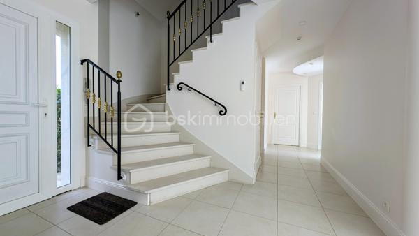 EXCLUSIVITE

Située à Mathieu dans un environnement privilégié au calme absolu, cette propriété d'exception de 196 m² habitables offre des prestations de qualité sur une parcelle superbement arborée de 1 200 m², entièrement close et sans aucun vis-à-vis.

Des volumes baignés de lumière
L'entrée avec rangements s'ouvre sur une pièce de vie magistrale de 64 m² en L, bénéficiant d'une triple exposition. 
La cuisine aménagée, semi-ouverte, complète cet espace de réception. 
Le rez-de-chaussée, intégralement accessible, dispose également d'un wc indépendant et d'une chambre avec sa salle d'eau privative.

*Un étage raffiné*
Un bel escalier en pierre naturelle mène à une mezzanine dédiée au bureau, desservant trois chambres, une salle de douche, un WC indépendant, ainsi qu'une vaste suite parentale avec salle de bain et WC privatifs.

Extérieurs et sous-sol
Le jardin principal et la terrasse sont orientés plein Sud, garantissant un ensoleillement optimal en toute intimité. Le sous-sol complet de 115 m² propose un garage, une buanderie et une pièce de 47 m² modulable selon vos projets.

Le confort technique
La maison dispose d'un adoucisseur d'eau, d'une aspiration centralisée, d'une surveillance vidéo et d'une sécurisation totale par portail et portillon.
Une demeure rare, bien isolée ( DPE en C ) , conjuguant confort moderne et sérénité aux portes de la Côte de Nacre.

N'attendez plus et contactez moi pour en savoir plus.