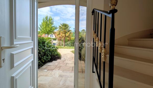 EXCLUSIVITE

Située à Mathieu dans un environnement privilégié au calme absolu, cette propriété d'exception de 196 m² habitables offre des prestations de qualité sur une parcelle superbement arborée de 1 200 m², entièrement close et sans aucun vis-à-vis.

Des volumes baignés de lumière
L'entrée avec rangements s'ouvre sur une pièce de vie magistrale de 64 m² en L, bénéficiant d'une triple exposition. 
La cuisine aménagée, semi-ouverte, complète cet espace de réception. 
Le rez-de-chaussée, intégralement accessible, dispose également d'un wc indépendant et d'une chambre avec sa salle d'eau privative.

*Un étage raffiné*
Un bel escalier en pierre naturelle mène à une mezzanine dédiée au bureau, desservant trois chambres, une salle de douche, un WC indépendant, ainsi qu'une vaste suite parentale avec salle de bain et WC privatifs.

Extérieurs et sous-sol
Le jardin principal et la terrasse sont orientés plein Sud, garantissant un ensoleillement optimal en toute intimité. Le sous-sol complet de 115 m² propose un garage, une buanderie et une pièce de 47 m² modulable selon vos projets.

Le confort technique
La maison dispose d'un adoucisseur d'eau, d'une aspiration centralisée, d'une surveillance vidéo et d'une sécurisation totale par portail et portillon.
Une demeure rare, bien isolée ( DPE en C ) , conjuguant confort moderne et sérénité aux portes de la Côte de Nacre.

N'attendez plus et contactez moi pour en savoir plus.