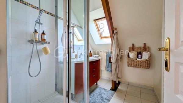 EXCLUSIVITE

Située à Mathieu dans un environnement privilégié au calme absolu, cette propriété d'exception de 196 m² habitables offre des prestations de qualité sur une parcelle superbement arborée de 1 200 m², entièrement close et sans aucun vis-à-vis.

Des volumes baignés de lumière
L'entrée avec rangements s'ouvre sur une pièce de vie magistrale de 64 m² en L, bénéficiant d'une triple exposition. 
La cuisine aménagée, semi-ouverte, complète cet espace de réception. 
Le rez-de-chaussée, intégralement accessible, dispose également d'un wc indépendant et d'une chambre avec sa salle d'eau privative.

*Un étage raffiné*
Un bel escalier en pierre naturelle mène à une mezzanine dédiée au bureau, desservant trois chambres, une salle de douche, un WC indépendant, ainsi qu'une vaste suite parentale avec salle de bain et WC privatifs.

Extérieurs et sous-sol
Le jardin principal et la terrasse sont orientés plein Sud, garantissant un ensoleillement optimal en toute intimité. Le sous-sol complet de 115 m² propose un garage, une buanderie et une pièce de 47 m² modulable selon vos projets.

Le confort technique
La maison dispose d'un adoucisseur d'eau, d'une aspiration centralisée, d'une surveillance vidéo et d'une sécurisation totale par portail et portillon.
Une demeure rare, bien isolée ( DPE en C ) , conjuguant confort moderne et sérénité aux portes de la Côte de Nacre.

N'attendez plus et contactez moi pour en savoir plus.