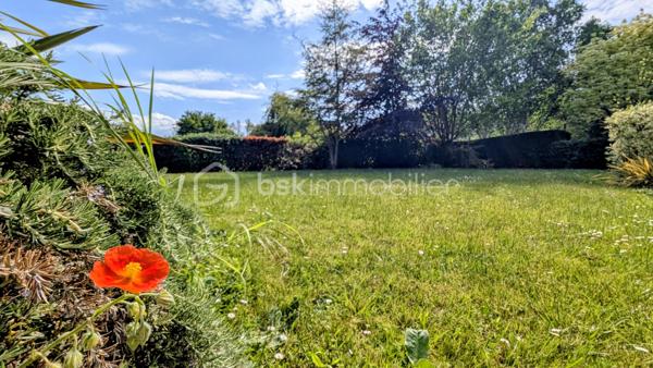 EXCLUSIVITE

Située à Mathieu dans un environnement privilégié au calme absolu, cette propriété d'exception de 196 m² habitables offre des prestations de qualité sur une parcelle superbement arborée de 1 200 m², entièrement close et sans aucun vis-à-vis.

Des volumes baignés de lumière
L'entrée avec rangements s'ouvre sur une pièce de vie magistrale de 64 m² en L, bénéficiant d'une triple exposition. 
La cuisine aménagée, semi-ouverte, complète cet espace de réception. 
Le rez-de-chaussée, intégralement accessible, dispose également d'un wc indépendant et d'une chambre avec sa salle d'eau privative.

*Un étage raffiné*
Un bel escalier en pierre naturelle mène à une mezzanine dédiée au bureau, desservant trois chambres, une salle de douche, un WC indépendant, ainsi qu'une vaste suite parentale avec salle de bain et WC privatifs.

Extérieurs et sous-sol
Le jardin principal et la terrasse sont orientés plein Sud, garantissant un ensoleillement optimal en toute intimité. Le sous-sol complet de 115 m² propose un garage, une buanderie et une pièce de 47 m² modulable selon vos projets.

Le confort technique
La maison dispose d'un adoucisseur d'eau, d'une aspiration centralisée, d'une surveillance vidéo et d'une sécurisation totale par portail et portillon.
Une demeure rare, bien isolée ( DPE en C ) , conjuguant confort moderne et sérénité aux portes de la Côte de Nacre.

N'attendez plus et contactez moi pour en savoir plus.