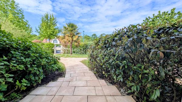 EXCLUSIVITE

Située à Mathieu dans un environnement privilégié au calme absolu, cette propriété d'exception de 196 m² habitables offre des prestations de qualité sur une parcelle superbement arborée de 1 200 m², entièrement close et sans aucun vis-à-vis.

Des volumes baignés de lumière
L'entrée avec rangements s'ouvre sur une pièce de vie magistrale de 64 m² en L, bénéficiant d'une triple exposition. 
La cuisine aménagée, semi-ouverte, complète cet espace de réception. 
Le rez-de-chaussée, intégralement accessible, dispose également d'un wc indépendant et d'une chambre avec sa salle d'eau privative.

*Un étage raffiné*
Un bel escalier en pierre naturelle mène à une mezzanine dédiée au bureau, desservant trois chambres, une salle de douche, un WC indépendant, ainsi qu'une vaste suite parentale avec salle de bain et WC privatifs.

Extérieurs et sous-sol
Le jardin principal et la terrasse sont orientés plein Sud, garantissant un ensoleillement optimal en toute intimité. Le sous-sol complet de 115 m² propose un garage, une buanderie et une pièce de 47 m² modulable selon vos projets.

Le confort technique
La maison dispose d'un adoucisseur d'eau, d'une aspiration centralisée, d'une surveillance vidéo et d'une sécurisation totale par portail et portillon.
Une demeure rare, bien isolée ( DPE en C ) , conjuguant confort moderne et sérénité aux portes de la Côte de Nacre.

N'attendez plus et contactez moi pour en savoir plus.