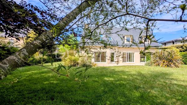 EXCLUSIVITE

Située à Mathieu dans un environnement privilégié au calme absolu, cette propriété d'exception de 196 m² habitables offre des prestations de qualité sur une parcelle superbement arborée de 1 200 m², entièrement close et sans aucun vis-à-vis.

Des volumes baignés de lumière
L'entrée avec rangements s'ouvre sur une pièce de vie magistrale de 64 m² en L, bénéficiant d'une triple exposition. 
La cuisine aménagée, semi-ouverte, complète cet espace de réception. 
Le rez-de-chaussée, intégralement accessible, dispose également d'un wc indépendant et d'une chambre avec sa salle d'eau privative.

*Un étage raffiné*
Un bel escalier en pierre naturelle mène à une mezzanine dédiée au bureau, desservant trois chambres, une salle de douche, un WC indépendant, ainsi qu'une vaste suite parentale avec salle de bain et WC privatifs.

Extérieurs et sous-sol
Le jardin principal et la terrasse sont orientés plein Sud, garantissant un ensoleillement optimal en toute intimité. Le sous-sol complet de 115 m² propose un garage, une buanderie et une pièce de 47 m² modulable selon vos projets.

Le confort technique
La maison dispose d'un adoucisseur d'eau, d'une aspiration centralisée, d'une surveillance vidéo et d'une sécurisation totale par portail et portillon.
Une demeure rare, bien isolée ( DPE en C ) , conjuguant confort moderne et sérénité aux portes de la Côte de Nacre.

N'attendez plus et contactez moi pour en savoir plus.