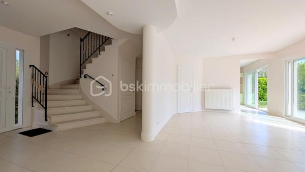 EXCLUSIVITE

Située à Mathieu dans un environnement privilégié au calme absolu, cette propriété d'exception de 196 m² habitables offre des prestations de qualité sur une parcelle superbement arborée de 1 200 m², entièrement close et sans aucun vis-à-vis.

Des volumes baignés de lumière
L'entrée avec rangements s'ouvre sur une pièce de vie magistrale de 64 m² en L, bénéficiant d'une triple exposition. 
La cuisine aménagée, semi-ouverte, complète cet espace de réception. 
Le rez-de-chaussée, intégralement accessible, dispose également d'un wc indépendant et d'une chambre avec sa salle d'eau privative.

*Un étage raffiné*
Un bel escalier en pierre naturelle mène à une mezzanine dédiée au bureau, desservant trois chambres, une salle de douche, un WC indépendant, ainsi qu'une vaste suite parentale avec salle de bain et WC privatifs.

Extérieurs et sous-sol
Le jardin principal et la terrasse sont orientés plein Sud, garantissant un ensoleillement optimal en toute intimité. Le sous-sol complet de 115 m² propose un garage, une buanderie et une pièce de 47 m² modulable selon vos projets.

Le confort technique
La maison dispose d'un adoucisseur d'eau, d'une aspiration centralisée, d'une surveillance vidéo et d'une sécurisation totale par portail et portillon.
Une demeure rare, bien isolée ( DPE en C ) , conjuguant confort moderne et sérénité aux portes de la Côte de Nacre.

N'attendez plus et contactez moi pour en savoir plus.