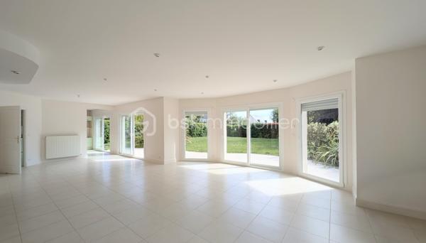 EXCLUSIVITE

Située à Mathieu dans un environnement privilégié au calme absolu, cette propriété d'exception de 196 m² habitables offre des prestations de qualité sur une parcelle superbement arborée de 1 200 m², entièrement close et sans aucun vis-à-vis.

Des volumes baignés de lumière
L'entrée avec rangements s'ouvre sur une pièce de vie magistrale de 64 m² en L, bénéficiant d'une triple exposition. 
La cuisine aménagée, semi-ouverte, complète cet espace de réception. 
Le rez-de-chaussée, intégralement accessible, dispose également d'un wc indépendant et d'une chambre avec sa salle d'eau privative.

*Un étage raffiné*
Un bel escalier en pierre naturelle mène à une mezzanine dédiée au bureau, desservant trois chambres, une salle de douche, un WC indépendant, ainsi qu'une vaste suite parentale avec salle de bain et WC privatifs.

Extérieurs et sous-sol
Le jardin principal et la terrasse sont orientés plein Sud, garantissant un ensoleillement optimal en toute intimité. Le sous-sol complet de 115 m² propose un garage, une buanderie et une pièce de 47 m² modulable selon vos projets.

Le confort technique
La maison dispose d'un adoucisseur d'eau, d'une aspiration centralisée, d'une surveillance vidéo et d'une sécurisation totale par portail et portillon.
Une demeure rare, bien isolée ( DPE en C ) , conjuguant confort moderne et sérénité aux portes de la Côte de Nacre.

N'attendez plus et contactez moi pour en savoir plus.